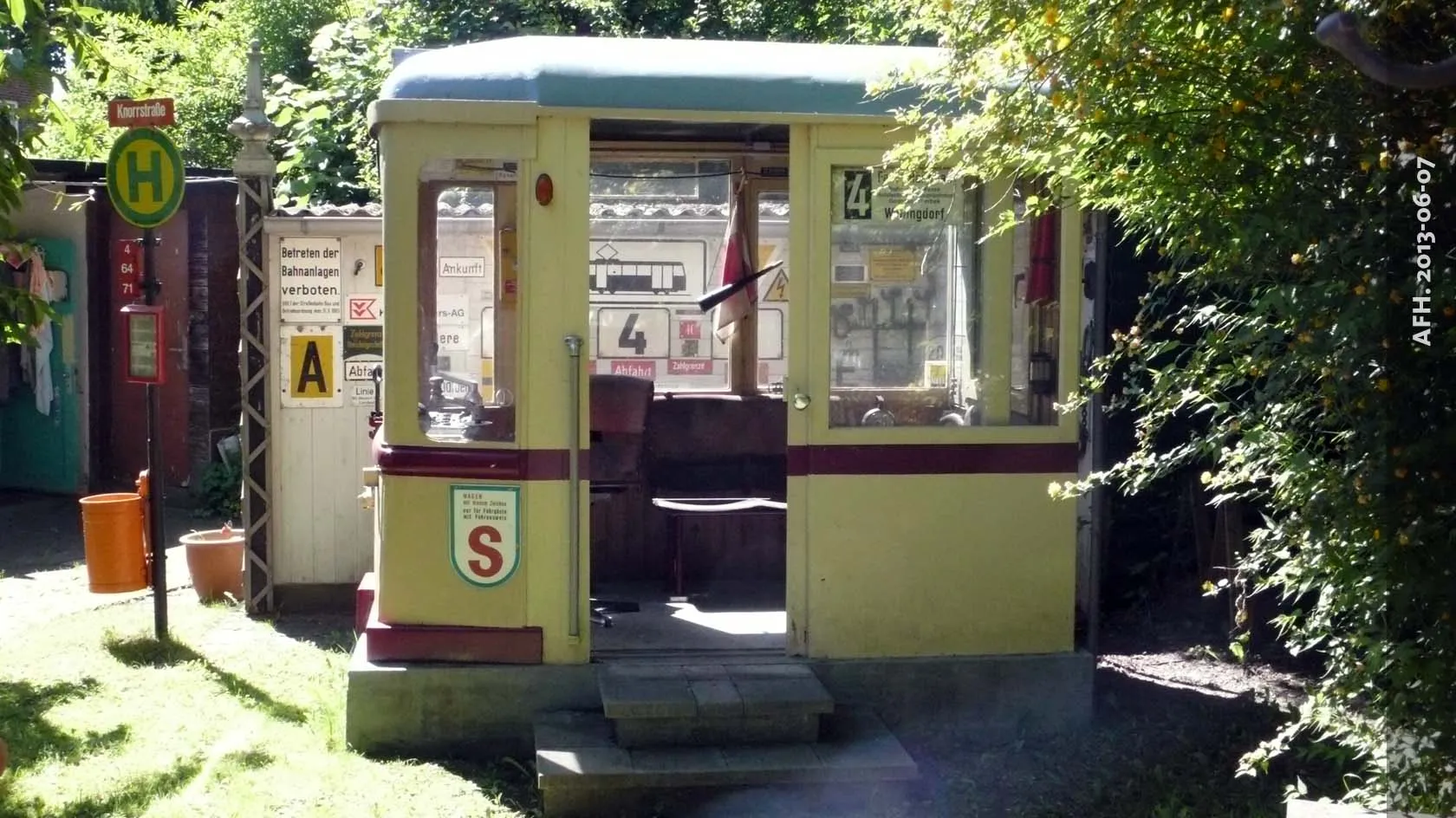 Fahrzeugsegment in einem grünen Hinterhof an der Holtenauer Straße